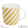 Color amarillo con la taza soñadora del diseño r